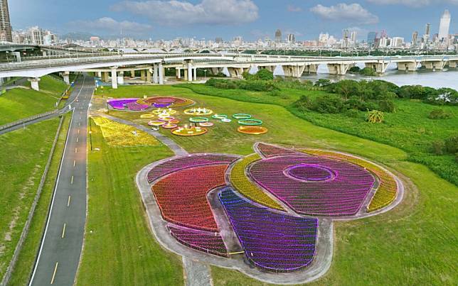 10萬盆花草打造最可愛鴨鴨公園　夢幻燈海加河濱浪漫如童話世界