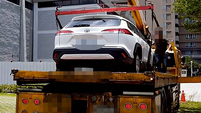 士林分署書記官接獲車輛通報後，迅速抵達現場查封車輛。士林分署提供