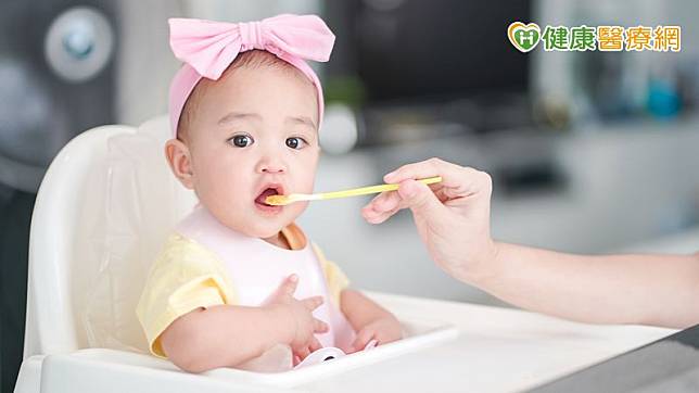 寶寶1歲飲食型態轉換，調味應清淡、食材多樣化。