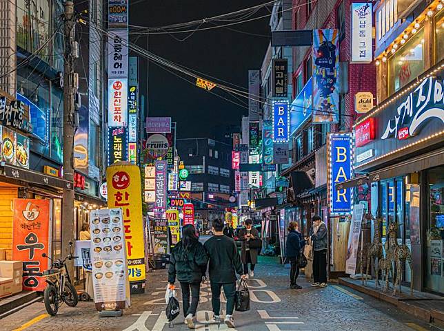 南韓政府放寬防疫政策後，隨著社交活動開始活絡，確診個案也持續攀升。（Pexels／攝影師：Ethan Brooke）