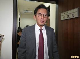 黃國昌被爆養狗仔跟拍政敵，引發外界質疑，今上午民眾黨團召開記者會，黃國昌再稱「這國家容不下勇於揭發弊案的人」。(記者王藝菘攝)