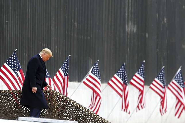 美國總統川普1月12日在美墨邊境圍牆邊發表談話。（美聯社）