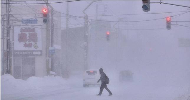 10年最強寒流襲日本！北海道「跌破負24度」暴雪釀災　司機哀號：卡車陣3小時
