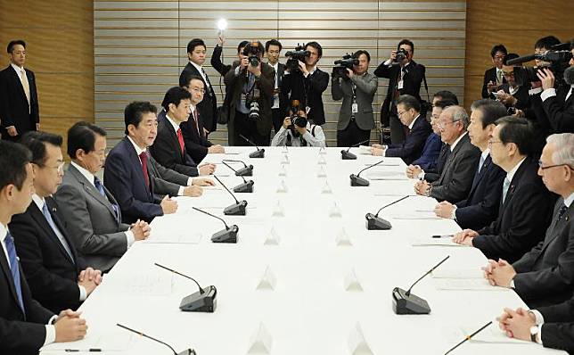 安倍晉三(左四)在與政黨政策懇談會上指方案目的是協助救災、防範經濟下行風險(日本首相官邸網頁).