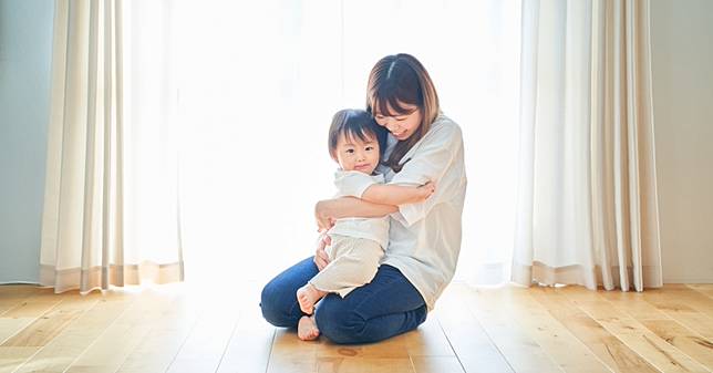 多抱抱、摸摸孩子，不管他幾歲！肌膚接觸有助於孩子的情緒調節、睡眠與大腦發展，也對父母有益