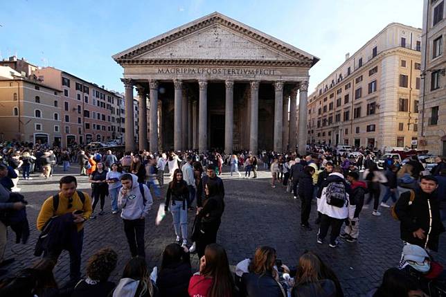 羅馬知名景象「萬神殿」日後將收取入場費。圖為萬神殿外16日遊客如織。美聯社