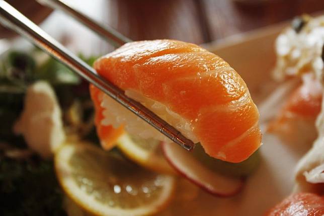 日本連鎖迴轉壽司店近日推出活動，只要名字與「鮭魚」同音同字，即可享免費優惠。（示意圖，圖中人物與文章中內容無關／取自 pexels）