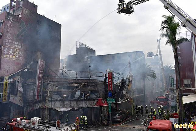 「一福堂老店中山店」今天燒毀，據傳在20年前，「一福堂」也曾失火焚毀。(記者張瑞楨攝)