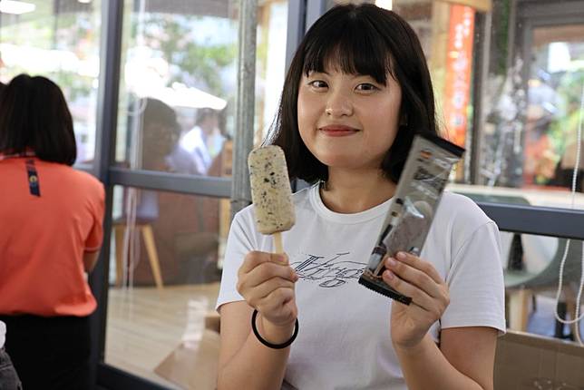 全台首支「醬油黑豆雪糕」，鹹甜交織、風味獨具。（記者湯朝村攝）