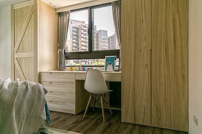 
4.面向開闊空間的書桌，一抬頭就能看到陽光和遠處的風景，讓你學習和閱讀之餘可以充分放鬆眼睛。

Credits: homify / <a href=