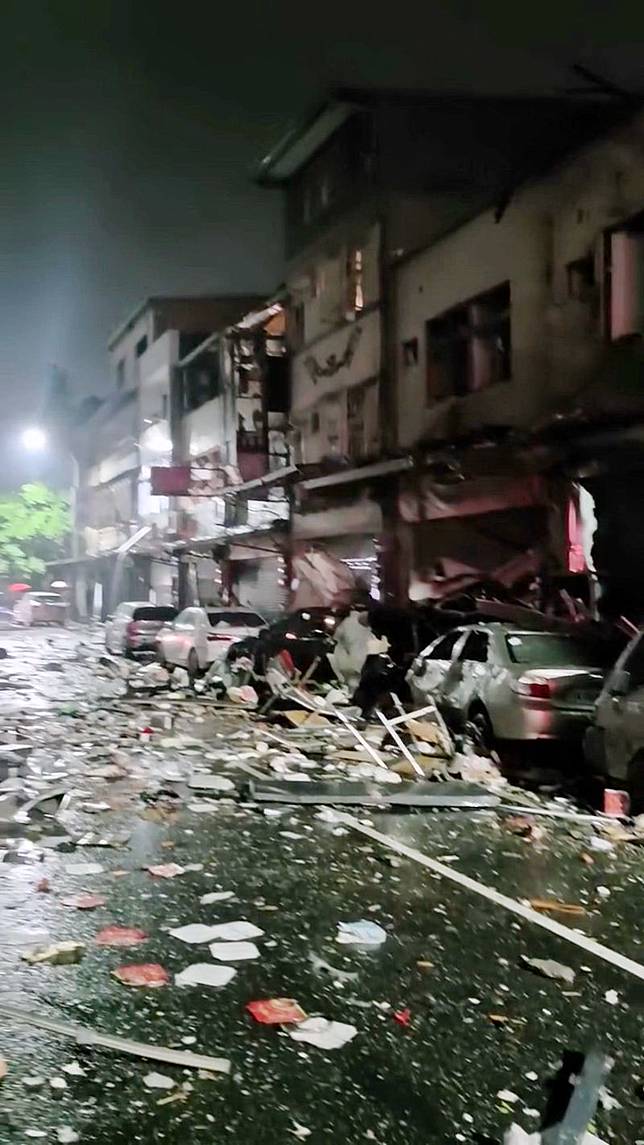 氣爆現場宛如戰場遭砲轟過，現場滿地碎片。翻攝fb新竹爆料公社