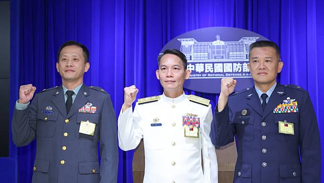 國防部2024.8.8舉行將官晉任勗勉典禮，左起陸軍特戰指揮部指揮官匡奕平少將、海軍131艦艦隊隊長劉勝山少將、空軍四聯隊聯隊長楊全文少將。陳品佑攝