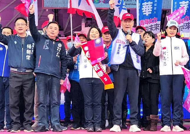 國民黨副總統候選人趙少康（前排左4）24日到桃園參加造勢活動表示，兩岸要溝通、不要打仗，「侯康配」當選以後，台灣一定是和平的。 中央社記者吳睿騏桃園攝 112年12月24日  
