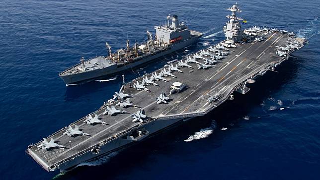 2023年10月11日，美軍第六艦隊航空母艦福特號（USS Gerald R. Ford）在東地中海，旁邊是補給艦拉勒米號（USNS Laramie）。福特號是目前全世界最大的航母。路透社