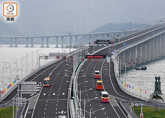 港珠澳大橋九洲航道橋部分路段第三車道明早至中午臨時封閉。