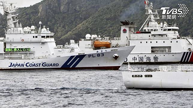 中日這一兩天互控對方侵入彼此領空/地。圖為中國海警船2024在釣魚島附近駛近一艘日本海上保安廳船隻。（圖／達志影像路透社）