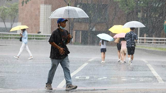 今天對流雲系發展旺盛，易有短延時強降雨，中央氣象署針對11縣市發布大雨特報。廖瑞祥攝