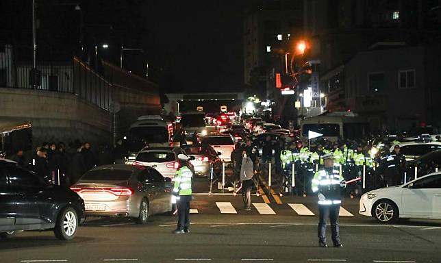 Police are deployed to maintain order outside the presidential office in Seoul, South Korea on Dec. 4, 2024. (Xinhua/Yao Qilin)