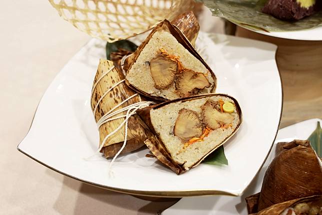 針對素食的民眾，則推出「猴菇百珍素粽」，特選猴頭菇、美白菇及鴻喜菇，搭配上銀杏、蟲草花，不僅營養豐富、百菇飄香，口感富有層次，且養顏美容、美味無負擔。（圖片提供/台中金典酒店）