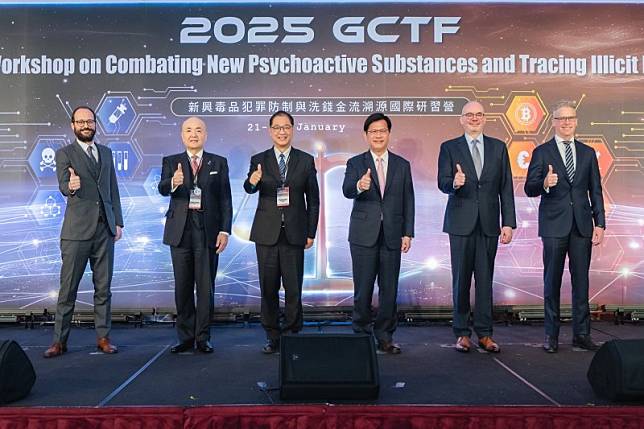 GCTF「新興毒品犯罪防制與洗錢金流溯源」國際研習營於1月21日至23日舉行，外交部長林佳龍（右三）、AIT處長谷立言與來賓合影。(取自外交部網站)