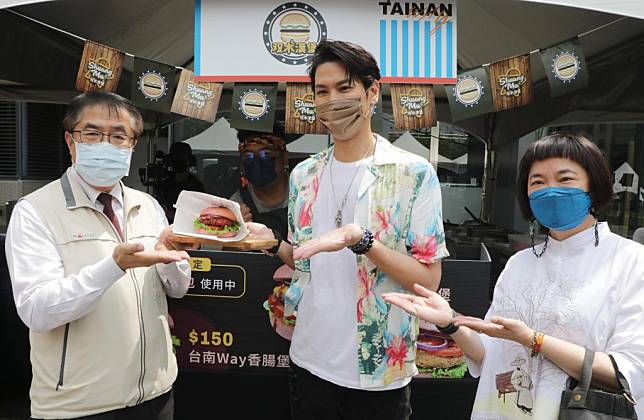 台南市長黃偉哲（左起）、型男主廚陳德烈、台南晶英酒店總經理李靖文推創意漢堡。（記者施春瑛攝）