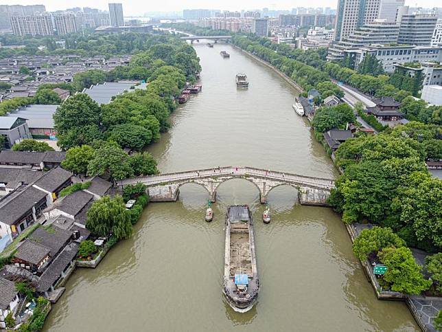 File photo shows a cargo ship sailing along the Beijing-Hangzhou Grand Canal in Hangzhou, east China's Zhejiang Province. (Xinhua/Jiang Han)