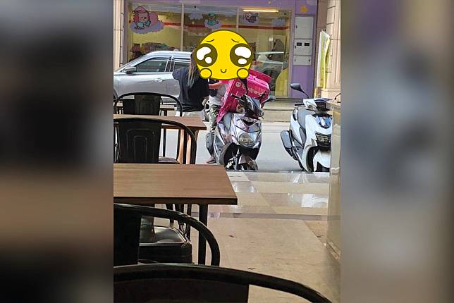 ▲網友拍下熊貓外送「老闆」親自外送的有趣照片。（圖／翻攝爆廢公社）