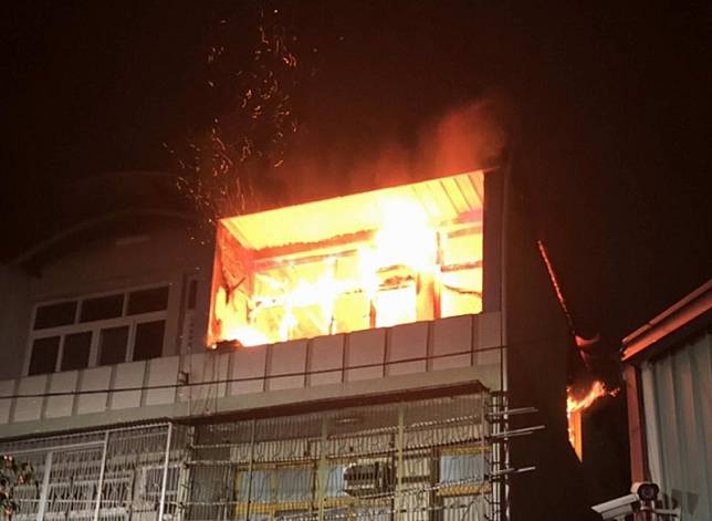 彰化市平安街一棟3樓透天民宅今晚驚傳火災，3樓陷入火海。(消防局提供)
