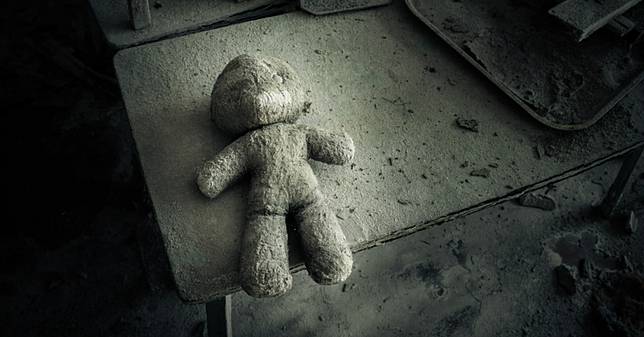 媽媽猝逝、8歲兒也餓死，被發現時「全身爬滿蟲」，4歲女兒伴屍兩週，靠一食物存活