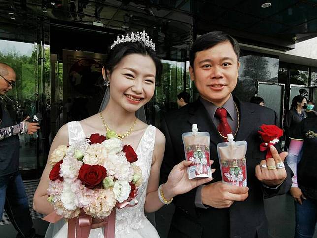 新郎李家瑋(右)今天與60台重機禮車隊，到嘉義市迎娶新娘劉怡均(左)。(讀者提供)