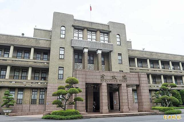 國民黨立委許宇甄今天質疑民進黨政府養網軍，行政院人士表示，應屬誤解，沒有所謂「預算豢養網軍」情況。 (資料照)