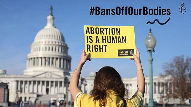 國際特赦組織反對撤銷墮胎權保障，強調墮胎應是人權。（翻攝自@AmnestyUK Twitter）