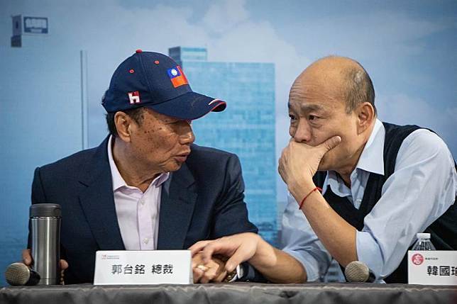 高雄市長韓國瑜（右）與鴻海董事長郭台銘。（本報資料照片）