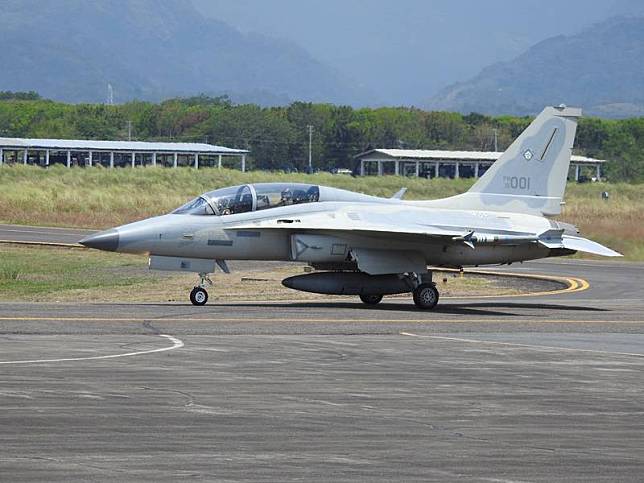 菲律賓空軍的FA-50戰機和美國空軍的F-16戰鬥機11日在馬尼拉西北方的巴塞空軍基地進行菲美空軍「雷霆對抗」第一階段演習。圖為FA-50戰機在跑道滑行。中央社記者陳妍君巴塞空軍基地攝 113年4月11日  
