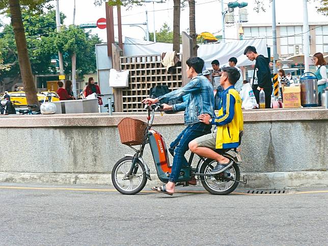 電動自行車大行其道，尤其國際移工成了市場主力，在街頭隨處可見，甚至違規載人（圖非新聞當事人）。