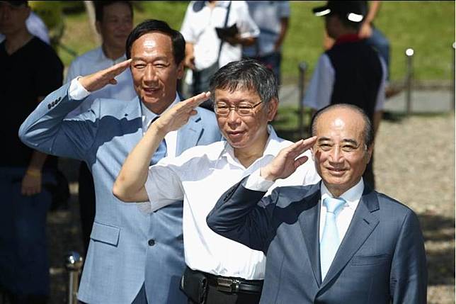 前立法院長王金平（右起）、台北市長柯文哲、鴻海創辦人郭台銘23日一同出席北市府舉辦的823砲戰紀念活動。（杜宜諳攝）