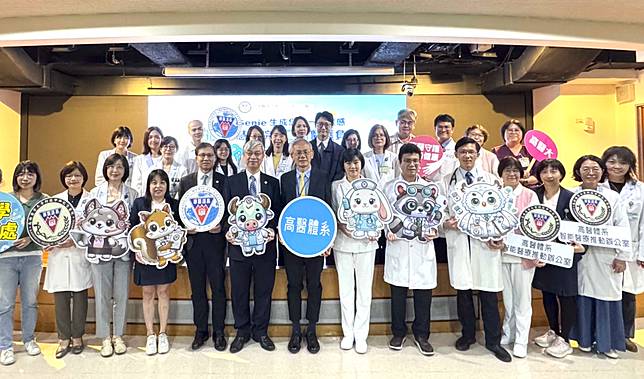 高醫AI形象代言人與打造「AI小幫手」的生成式團隊們同台亮相，期望減輕醫護負擔，共同實踐智慧醫院。　（記者王正平攝）