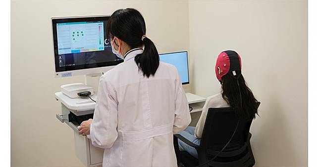 亞東醫院精神科護理師操作腦波帽儀器。（圖片提供／亞東醫院）