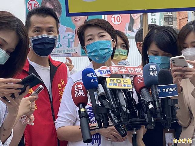 無黨籍台北市長候選人黃珊珊今至北投市場掃街並接受媒體聯訪。(記者鄭名翔攝)