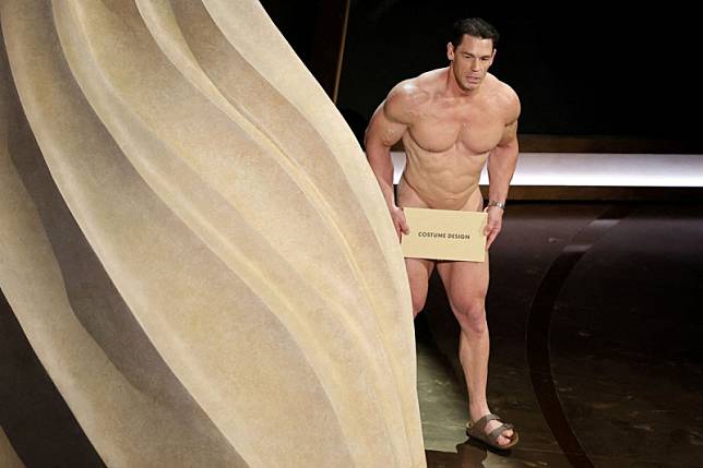 頒發「最佳服裝設計」時，摔角選手出生的男星約翰希南（John Cena）竟全裸上台，只用頒獎信封遮住下體。 圖：達志影像／路透社