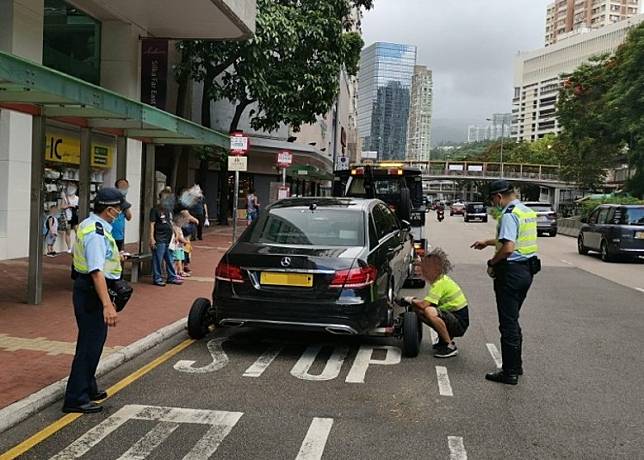 其中一輛被拖走的私家車。