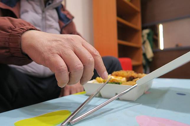 陳先生吃飯時筷子老是拿不穩，就醫發現竟是糖尿病引發的神經病變。衛福部彰化醫院提供