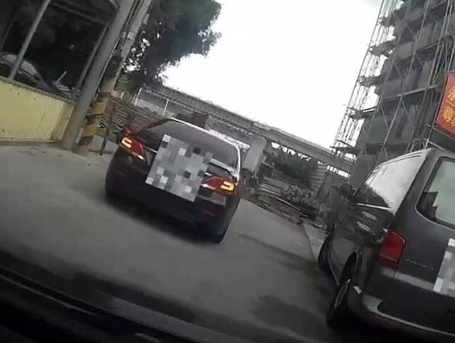 施男一度拒補逃逸，倒車衝撞員警。(民眾提供)
