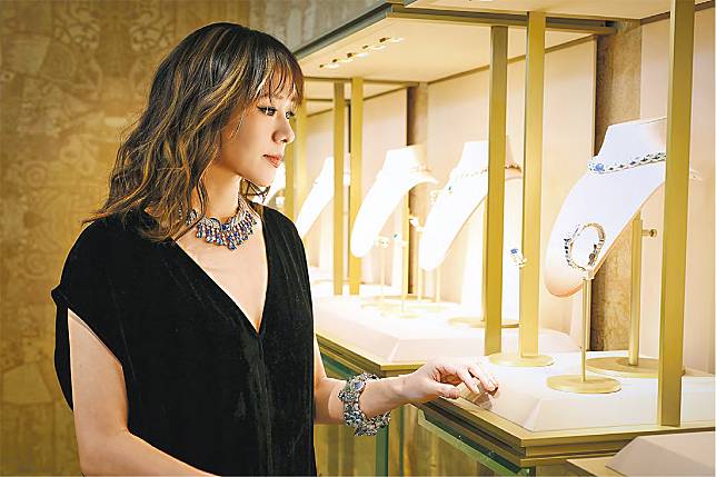 林嘉欣演繹–Bvlgari早前將100多件高級珠寶和腕表帶來香港，品牌好友林嘉欣佩戴了Mediterranean Muse頸鏈和Giardino Marino Piccolo高級珠寶秘密腕表出席活動。（品牌提供）