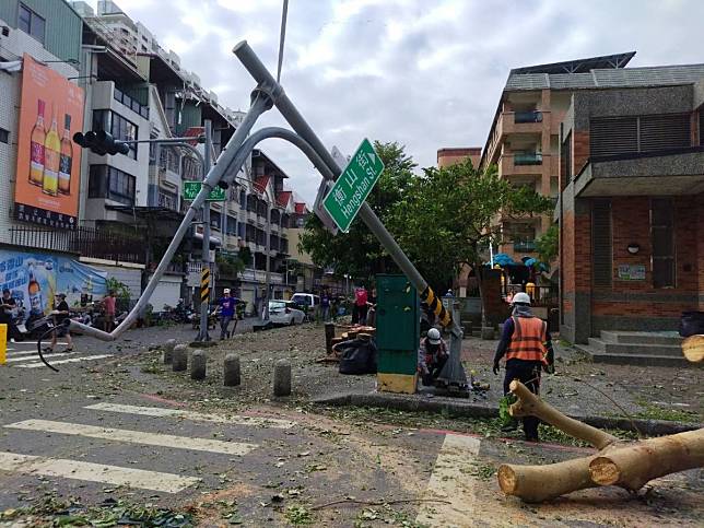 山陀兒颱風的強風暴雨，導致交通號誌受損。（圖：高雄市交通局提供）