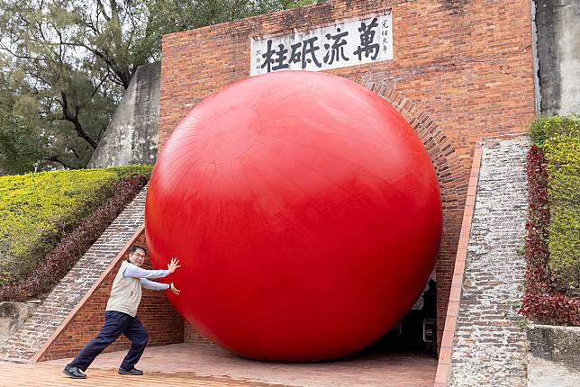 知名街頭藝術「紅球計畫RedBall Project」快閃台南。（翻攝自黃偉哲Facebook）