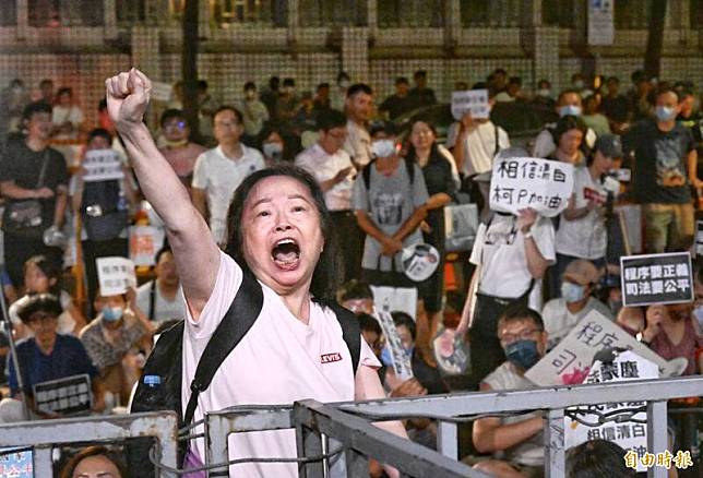 入夜後，北檢外聚集上百名民眾聲援柯文哲。(記者方賓照攝)