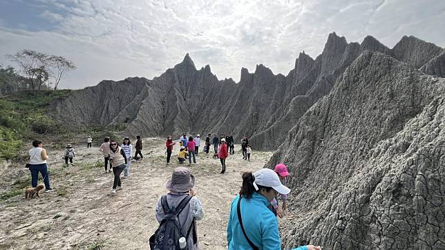 左鎮草山月世界假日遊客如織。 （記者張淑娟攝）