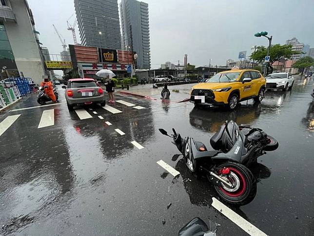 藝人小甜甜左轉時未禮讓直行機車，依過失傷害遭到起訴。翻攝畫面