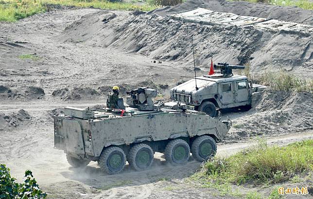 國軍有意以正在量產中的「雲豹」八輪甲車(見圖)，取代M41A3、M41D戰車的任務。(資料照)